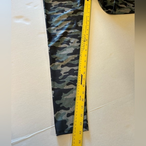 Onzie NWT high-rise moist wicking camo print yoga long capri legging Sz-M/L F20 - Picture 4 of 12